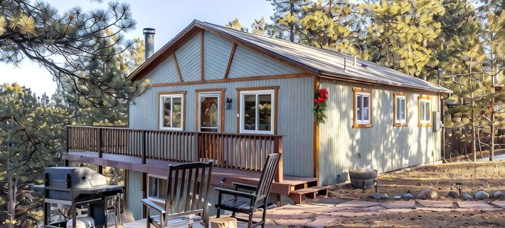 Cool Summer Cabin Near Bailey & Red Rocks - Fire Pit, Deck Views + Dogs Allowed ベイリーのホテル