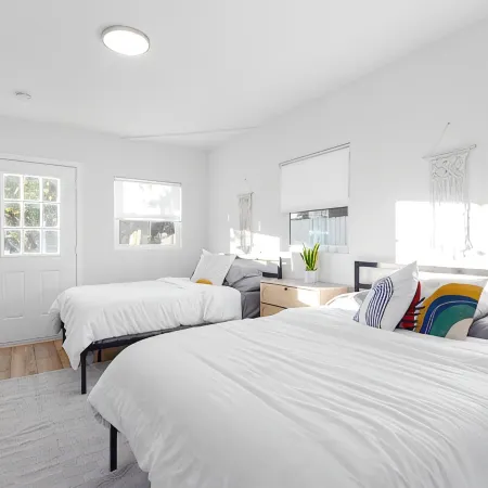 EV Charger L2 Cozy Home short distance to Downtown Riverside