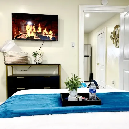 Cozy 2Br in Utica / Smart Lock Parking Fast WiFi