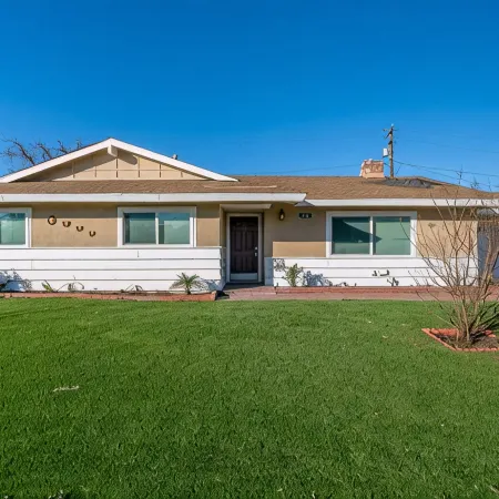 Modern King Beds/Beautiful Large yards/Long Stay/WI-FI/WFH/25 mins to Beach/FWY