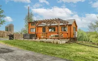 Charming 2-bedroom tiny cabin hot tub camp fire - Chalets