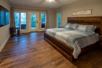 Massive Lakehouse - Infinity Pool, Hot Tubs, Dock, Firepit - 4 tähden