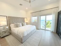 NEW! Modern Beach/Oceanfront Condo - STUNNING! Seabreeze Villas - ビーチサイド