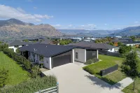 Modern Family  Holiday home with sensational views peaceful paradise (sleeps 11) - Gym