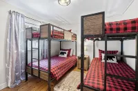Cozy Private Chalet-Close to Skiing with Hot Tub-Pet Friendly - 발코니