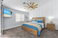Seaside Cottage in walking distance of downtown Gilbert with charming pool. - Boutique