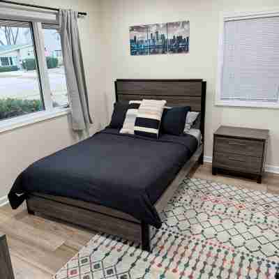 Family fun-house w/POOL & Game Room, 5 min from Airport and Rosement attractions Rooms