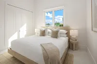 Milos Beach House-New Luxe Haven Steps from Beach -New Rooftop Pool 36 FT Long -  Ferienhäuser