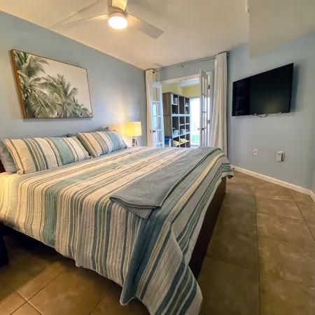 Oceanfront Beachdrifter - 2/2 Condo with lawn - no stairs, best parking