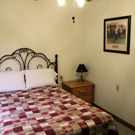 Stones Throw from Giant City Park, Wineries, Hiking, Biking, Hunting and more.