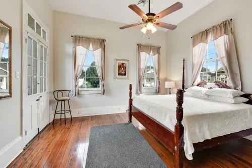 4 bedroom with Swimming Pool,  NEAR FRENCH QUARTER- - 3-Star