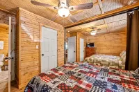 Lakeside Pet Friendly Cabin w/ Hot tub Game Rm Fireplace Elec Vehicle Charger - Chalets
