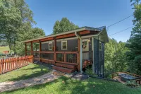 “Little Blue Cabin • Cozy Boho Hideaway • Jacuzzi, Fire Pit & Close to Brp” - Boutique