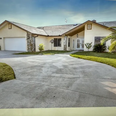 Canal Home 3Br 2BA with Salt Water Heated Pool and Boat DockDiscounts Available