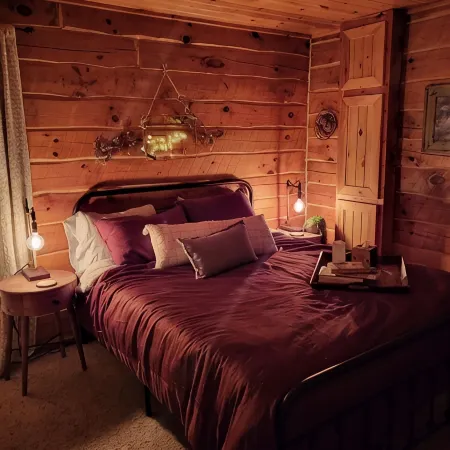 Lulu’s Lodge: Cozy Woods Cabin w/ Hot Tub + Stone Fireplace
