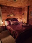 Lulu’s Lodge: Cozy Woods Cabin w/ Hot Tub + Stone Fireplace - シャレー