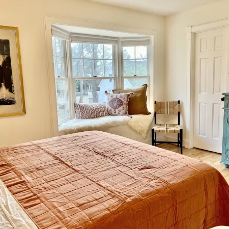 Quiet, elegant cottage just steps from downtown Pittsboro—minutes to Jordan Lake