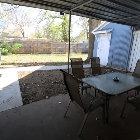 Modern Midtown Home -Dogs OK -Work Desks -Porch Swing -Fully Privacy Fenced Yard