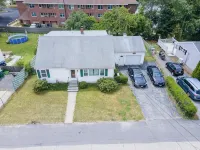 Garage, Fully Fenced Yard, Sleep 8, Walk to Downtown - 3つ星