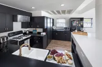 Designer Loft with parking 5min to the beach ! - 4 tähden