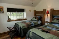 Beautiful Newly Remodeled Log Cabin at Tiny Timbers Resort! - 홈스테이