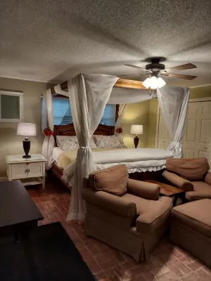 HotTub/Fish/RIVER FRONT/DOGS/SUMMER POOL.RIGHT BY GULF AND BEACHES. BRING BOAT! - Wi-Fi