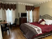 1895 Grand Victorian Lady 4 Bedrooms 3 Baths Lush Gardens Pet Friendly Gorgeous! - Homestays