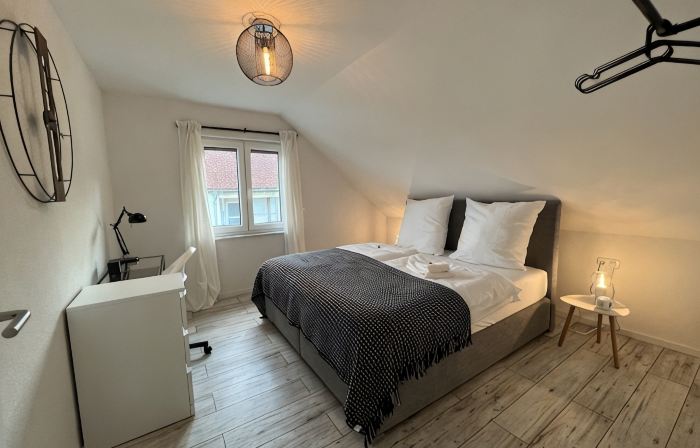 BlackNCozy - Design apartment with box-spring bed and balcony