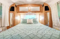 Airstream Glamper in Hocking Hills, Hot Tub, 1 Mile to Old Man's Cave! - Homestays