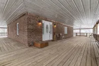 Farmhouse by the Lake with FAST Fiber Internet + Washer/Dryer! - Parvekkeita
