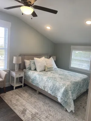 4-minute walk to beautiful Emerald Isle beach access. - Wifi