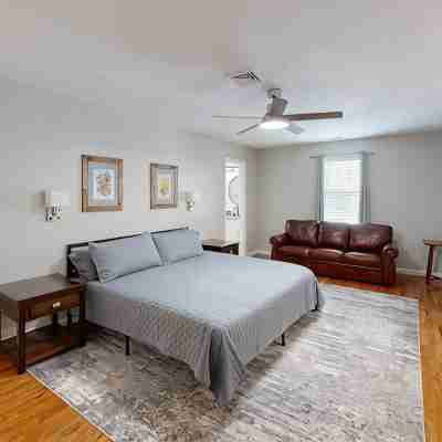Spacious 4-bedroom house in charming Worcester with AC, WiFi Rooms