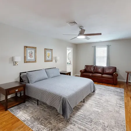 Spacious 4-bedroom house in charming Worcester with AC, WiFi