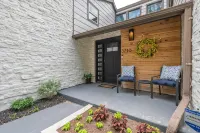 Charming 5 Bedroom w/ Self Check-In, Garage Parking & Pet Friendly - 3つ星