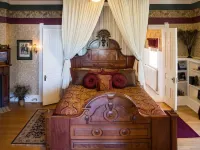 Alexander Mansion Bed & Breakfast - parking