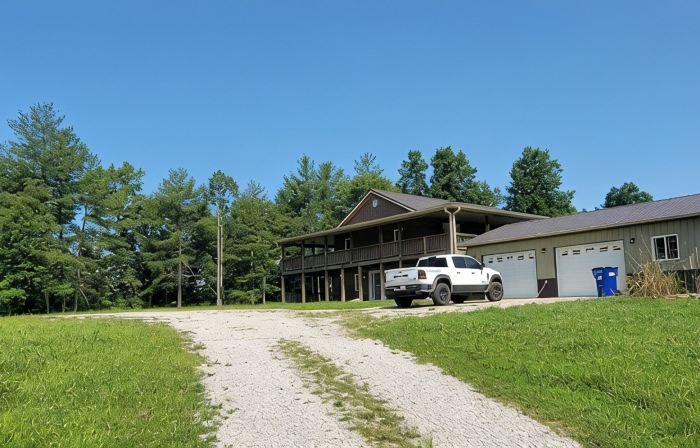 Farmhouse by the Lake with FAST Fiber Internet + Washer/Dryer!