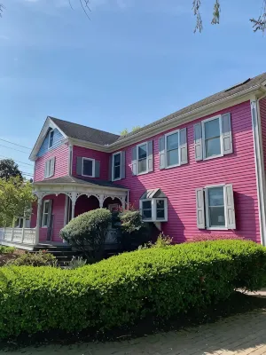 Welcome to the Iconic Pink Lady - 무료 와이파이