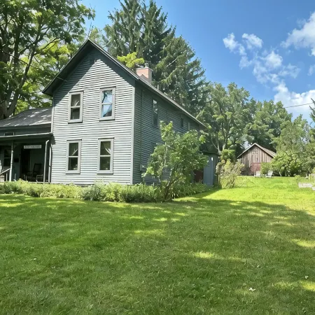 Charming 3-bedroom farmhouse in welcoming Skaneateles, short walk to village.