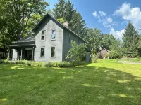 Charming 3-bedroom farmhouse in welcoming Skaneateles, short walk to village. - Wifi