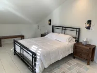 Exceptional location footsteps to beautiful downtown Mystic w/private driveway - 2성급