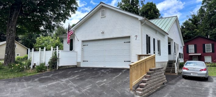 Walk to Everything! Spacious & Modern 4-Bedroom Home in the Center of Town. Hotels in Schroon