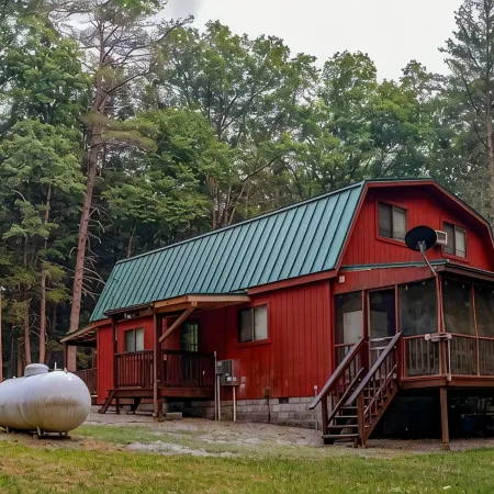 Bear Bottom Cabin. Your own getaway adventure!Sleeps 16 - 4 bedrooms