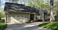 Executive home minutes to downtown Greenville, GHS, Swamp Rabbit Trail Sleeps 10 - Homestays