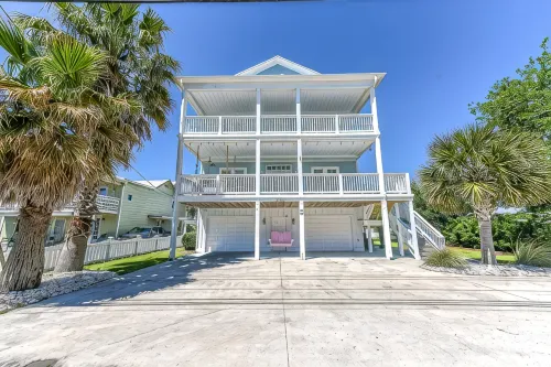 Beach Paradise with New Luxury Private Pool- Quick Walk to Beach & Shops - 4-Star