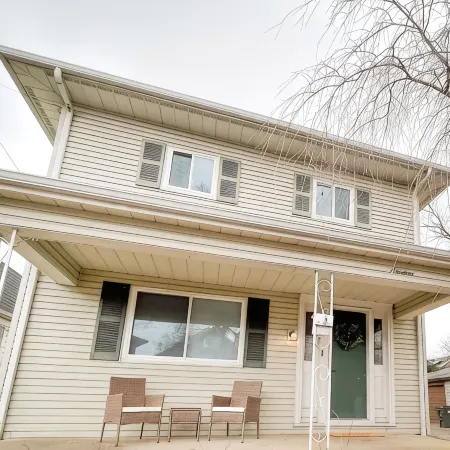 Spacious 4-bedroom Off-Campus House