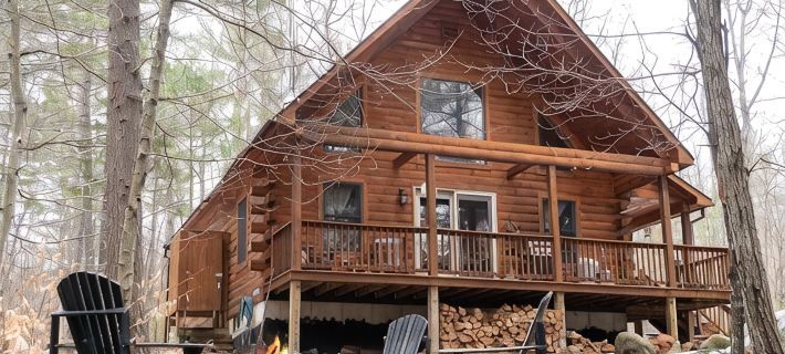 Secluded, Furnished, Log Home, Close To Many Adirondack Attractions. Hotels in Jay