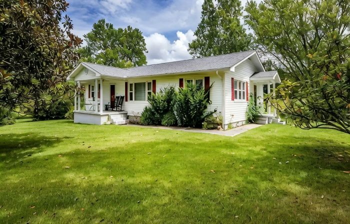 Modern Farmhouse Near Windrock