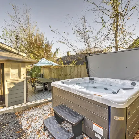 Rosewood Cottage • Walk to Park • Hot Tub • Arcade • Fire Pit • Downtown 3 Min