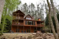 Riverfront cabin with WiFi, 2 fireplaces, game room, pool table and hot tub. - Hytter