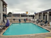 Super 8 by Wyndham San Antonio at I-10 - خدمة نقل من وإلى المطار